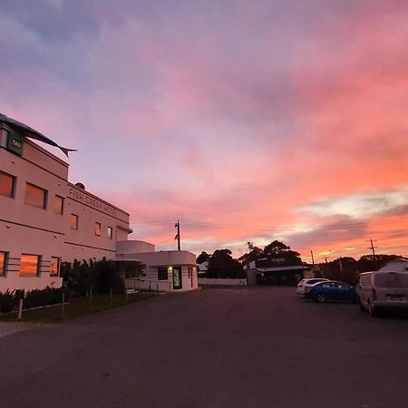 Fish Creek Hotel Екстериор снимка